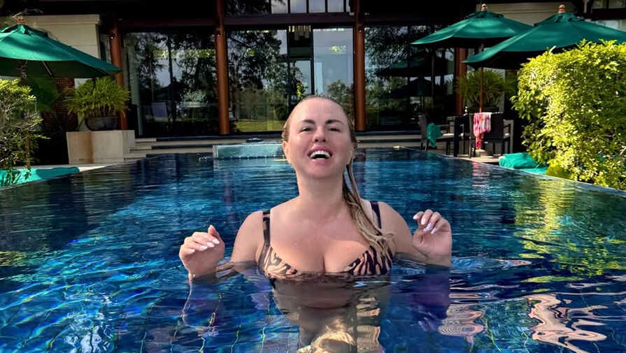 Певица Анна Семенович снялась в купальнике с декольте