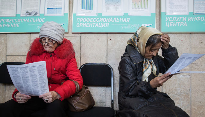 Посетители на ярмарке вакансий в государственной службе занятости населения в Омске, 2016 год