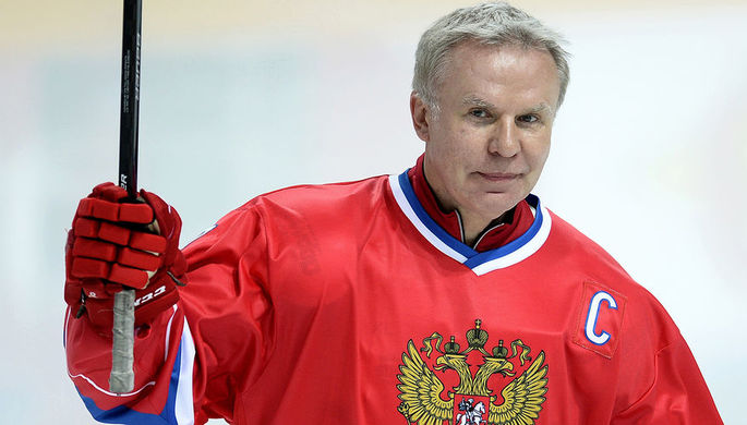 Игрок сборной России Вячеслав Фетисов в матче «Легенды мира под московскими звездами»...