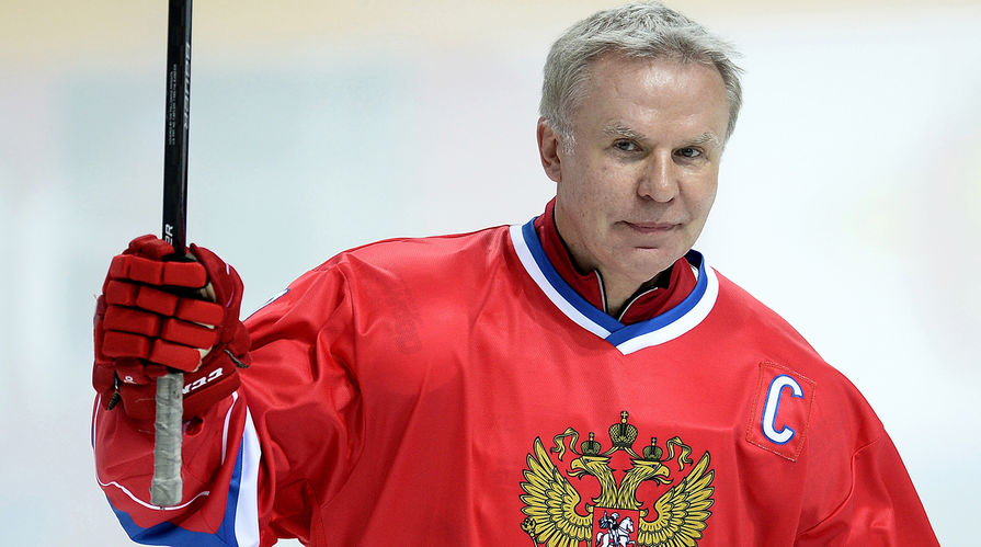 Игрок сборной России Вячеслав Фетисов в матче "Легенды мира под московскими звездами" между сборной России и сборной Лиги Легенд мирового хоккея, 2016 год