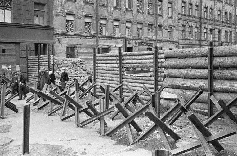 Во время блокады противотанковые ежи, надолбы и баррикады перекрывали все въезды в город.