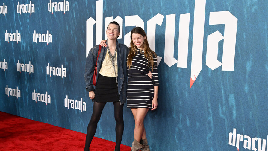 Актриса Милла Йовович в мини-юбке снялась с дочерью Эвер