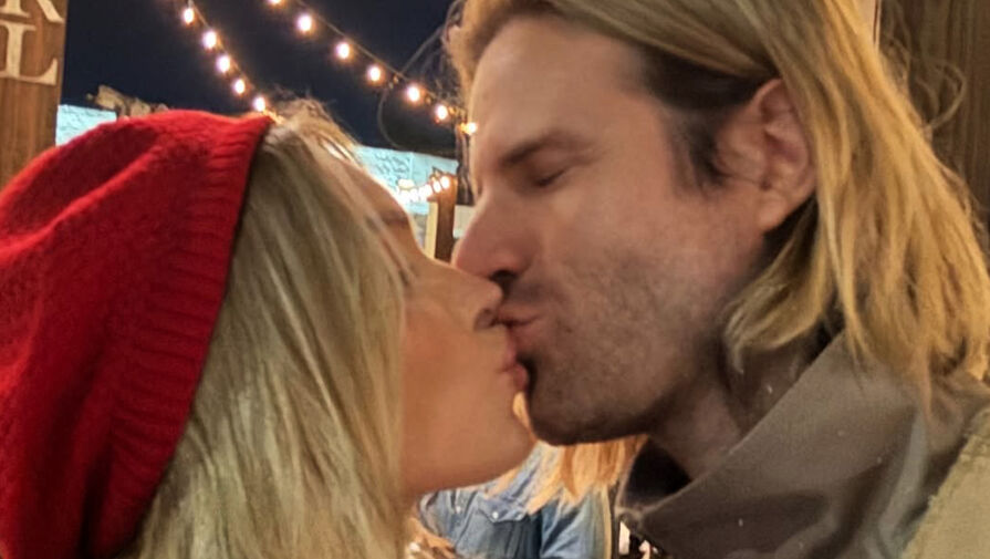 Модель Эльза Хоск поцеловалась с возлюбленным на камеру