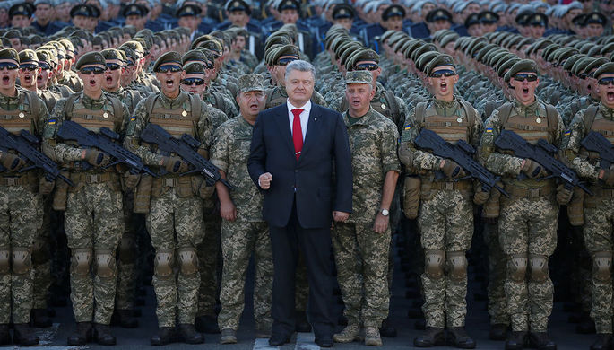 Президент Украины Петр Порошенко во время репетиции военного парада в честь Дня независимости в...