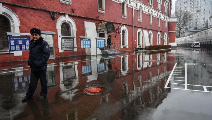 Сотрудник ФСИН России во внутреннем дворе «Следственного изолятора № 2 Управления федеральной...