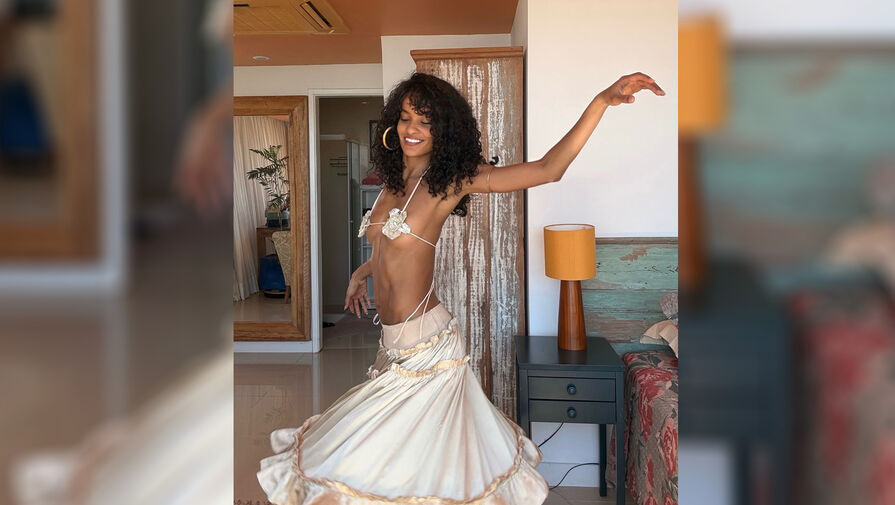 Возлюбленная актера Венсана Касселя Нара снялась с лифе с цветами