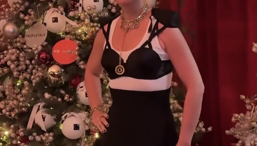 Журналистка Ксения Собчак вышла в свет в бюстгальтере