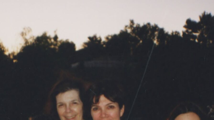 Бизнесвумен Крис Дженнер опубликовала архивные фото с дочерьми в Рождество