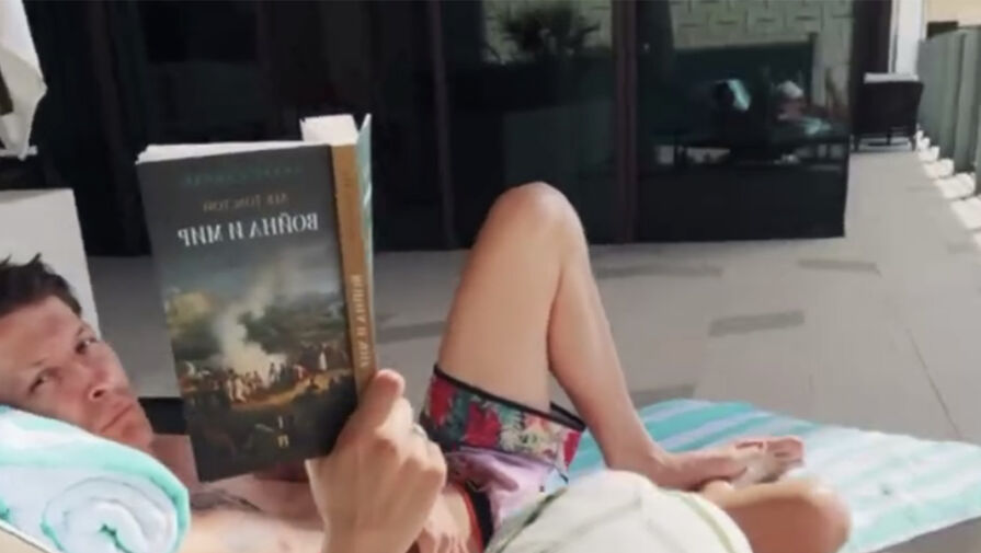 Гимнастка Ляйсан Утяшева снялась без лифа бикини на балконе в Дубае