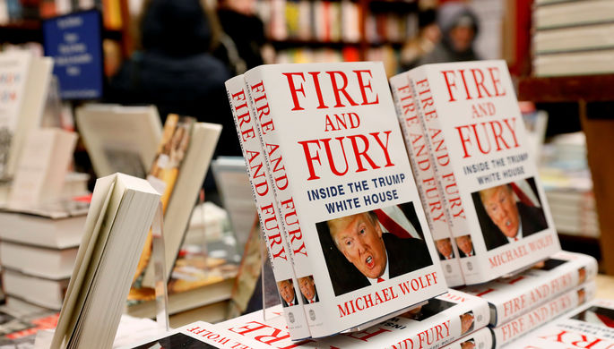 Книга Майкла Вольфа «Огонь и ярость: внутри администрации Дональда Трампа» в книжном магазине в...