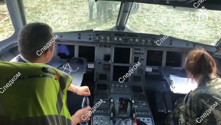 На месте аварийной посадки самолета A321 «Уральских авиалиний» в Подмосковье, 15 августа, 2019 года