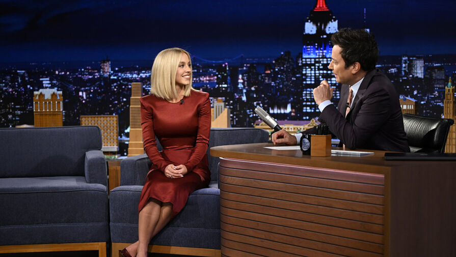 Актриса Сидни Суини с прямым каре пришла на шоу в облегающем платье