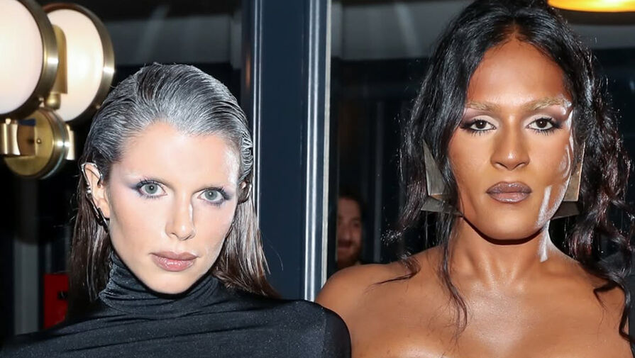 Модель Джулия Фокс вышла на публику в платье с вырезом на груди