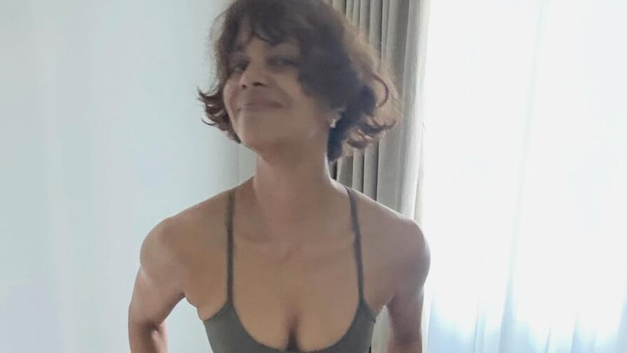 Актриса Холли Берри выложила фото в топе и легинсах