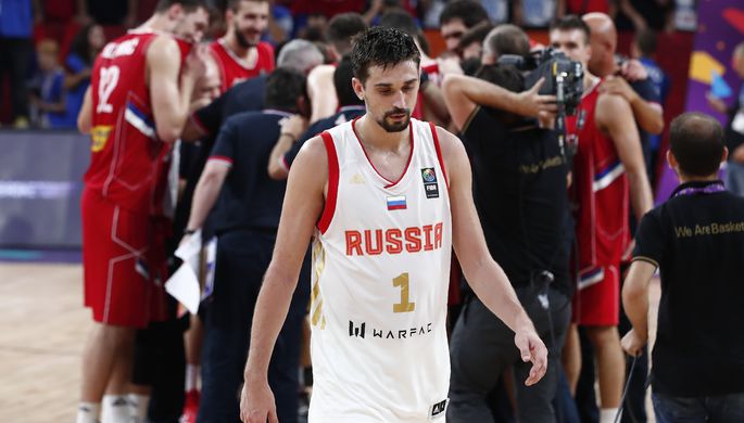 Российский баскетбол Алексей Швед, на заднем плане игроки сборной Сербии отмечают выход в финал...