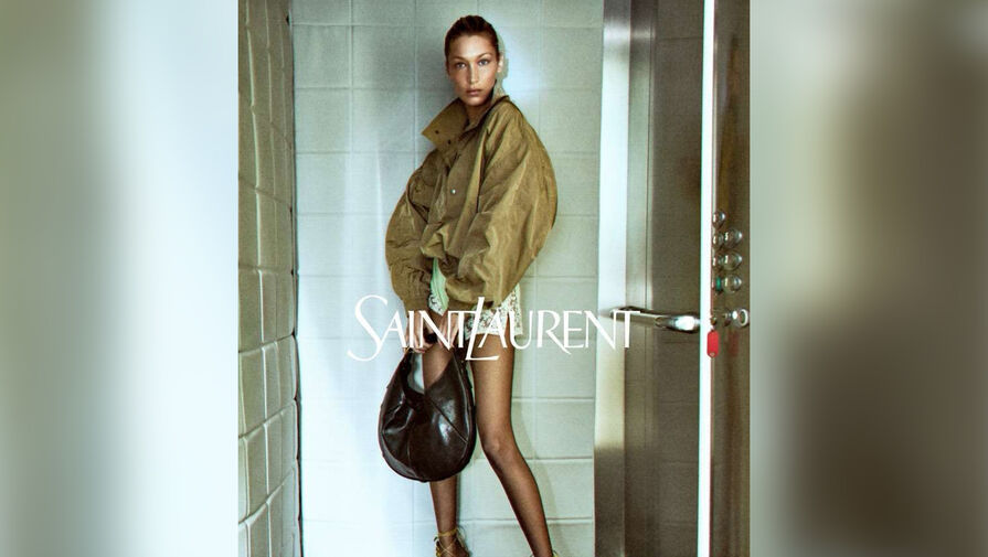 Модель Белла Хадид показала фигуру в комбинезоне с короткими шортами