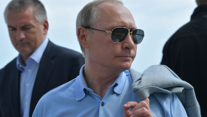 Президент России Владимир Путин во время посещения детского центра «Артек» на полуострове Крым, 24...