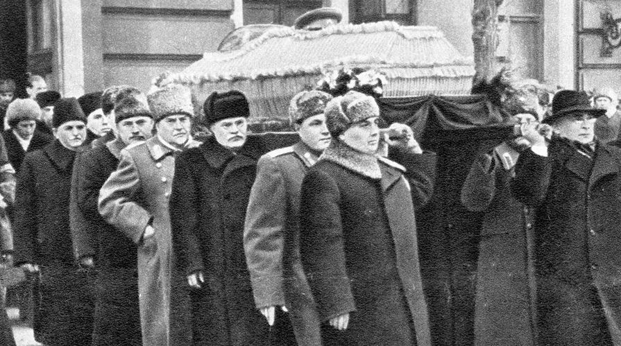 Руководители партии и правительства Лаврентий Берия (1 справа), Георгий Маленков (1 слева), Вячеслав Молотов (3 слева), Николай Булганин (4 слева) и Лазарь Каганович (5 слева) несут гроб с телом Иосифа Сталина, 1953