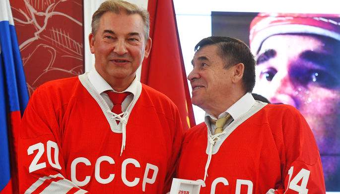 Игроки сборной СССР Владислав Третьяк и Юрий Шаталов на церемонии чествования хоккеистов...