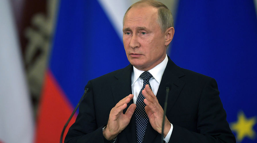 Президент России Владимир Путин во время встречи с премьер-министром Италии Джузеппе Конте в Москве, 24 октября 2018 года