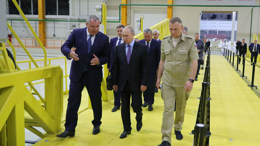 Президент России Владимир Путин во время посещения космодрома Восточный. Слева: генеральный директор Государственной корпорации по космической деятельности "Роскосмос" Дмитрий Рогозин. Справа: генеральный директор Центра эксплуатации объектов наземной космической инфраструктуры (ЦЭНКИ) Андрей Охлопков, 6 сентября 2019 года