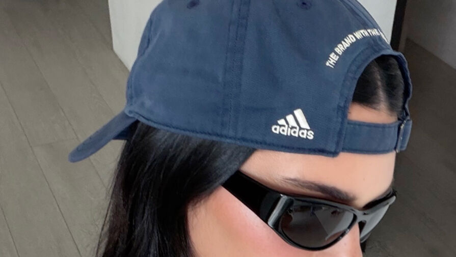 Модель Кендалл Дженнер в укороченном топе и джинсах снялась на вечеринке в баре