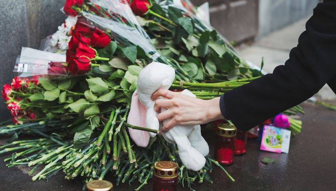 Москвичи несут цветы и мягкие игрушки в память о погибших в ТЦ «Зимняя вишня» к зданию...
