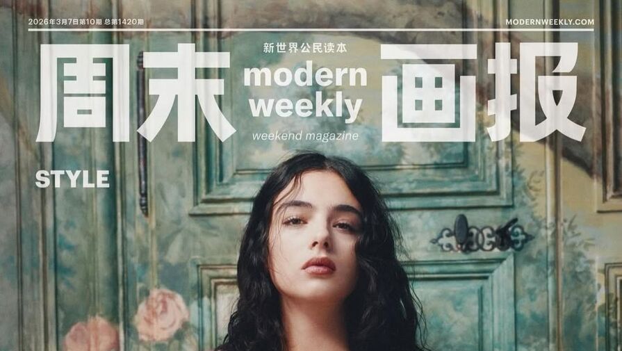 Модель Дева Кассель примерила джемпер с глубоким декольте без бюстгальтера