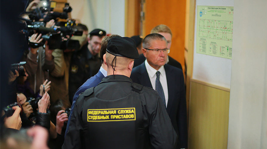 Министр экономического развития Алексей Улюкаев в Басманном суде, 15 ноября 2016 года