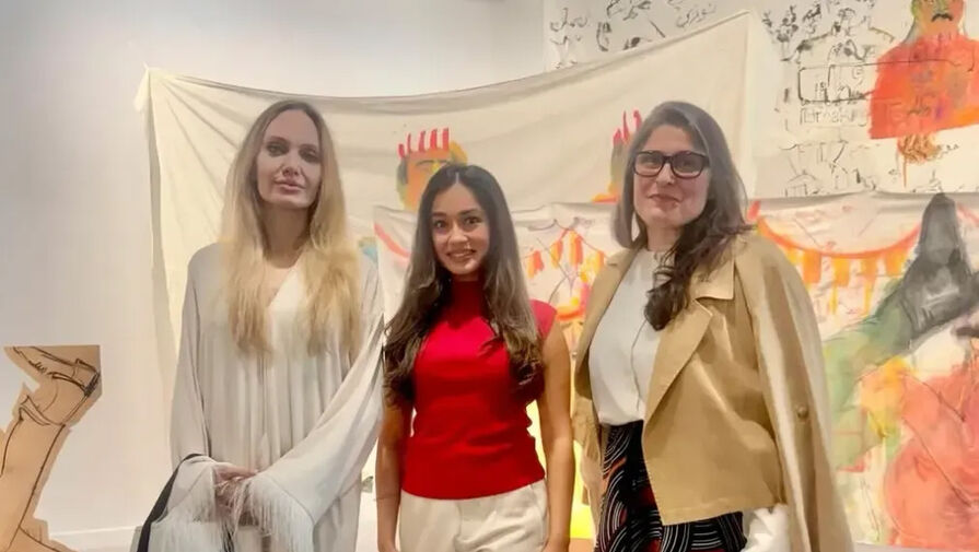 Актриса Анджелина Джоли пришла на ярмарку в платье с вырезом и бахромой