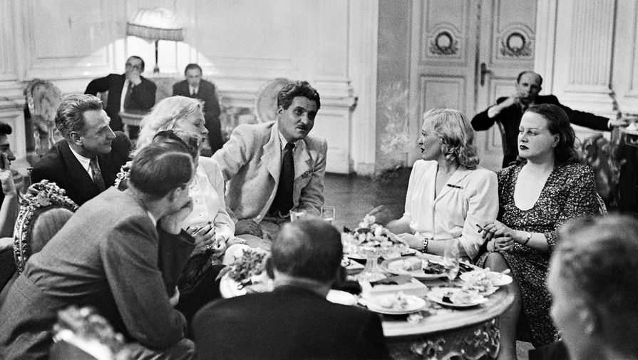 На встрече советских кинематографистов. Слева направо: кинорежиссер Григорий Александров, актриса Валентина Серова, писатель Константин Симонов и актрисы Любовь Орлова и Татьяна Окуневская. Москва, 1945 год