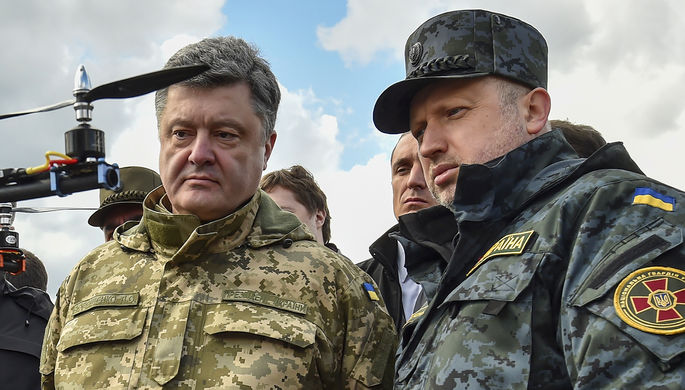 Петр Порошенко и Александр Турчинов во время осмотра военной техники в учебном центре Национальной...
