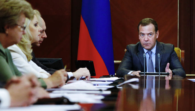 Председатель правительства России Дмитрий Медведев во время совещания о мерах по развитию экономики...