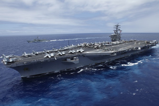 Авианосец Nimitz оказывает помощь в поиске пропавших членов экипажа вертолета