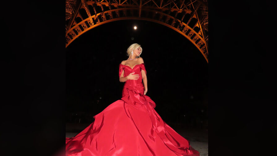 Певица Кристина Агилера выложила фото в платье с декольте в Париже