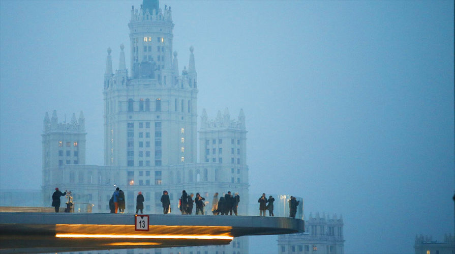 "Парящий мост" в парке "Зарядье" в центре Москвы, 4 марта 2018 года