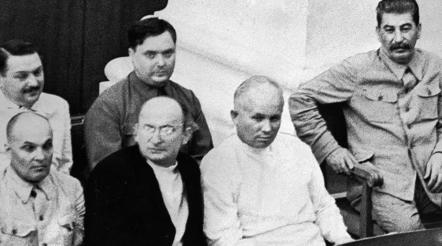 Иосиф Сталин, Никита Хрущев, Лаврентий Берия, Матвей Шкирятов (в первом ряду справа налево), Георгий Маленков и Андрей Жданов (во втором ряду справа налево) на совместном заседании Совета Союза и Совета национальностей I-й сессии ВС СССР I-го созыва, 1938