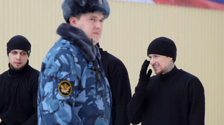 Футболист Павел Мамаев (справа) во время футбольного матча в Бутырском СИЗО №2.
