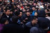Китайские покупатели простаивают на морозе в очереди за iPhone по нескольку дней.