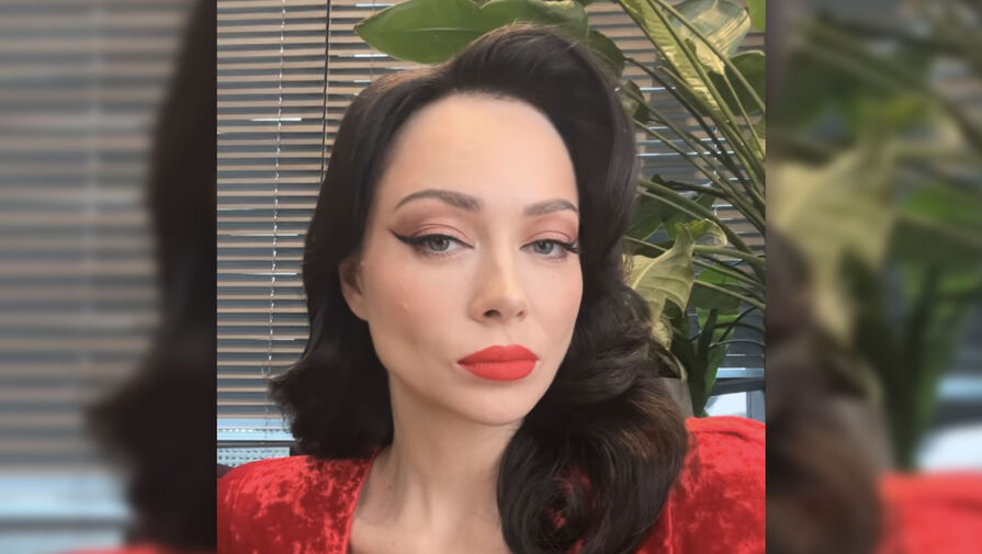 Актриса Настасья Самбурская повторила ретро образ в прозрачном платье