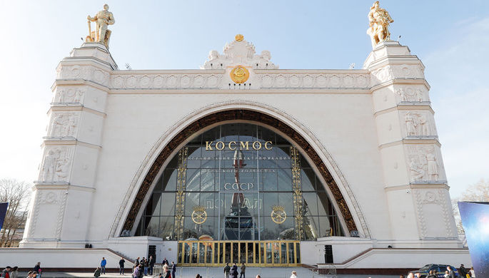 У реконструированного исторического павильона «Космос» на ВДНХ, 13 апреля 2018 года