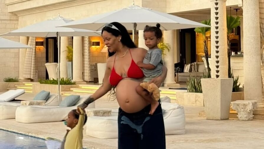 Певица Рианна опубликовала фото в лифе в бикини с детьми