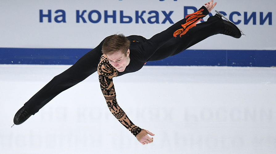 Александр Самарин выступает в произвольной программе мужского одиночного катания на чемпионате России по фигурному катанию в Санкт-Петербурге, 22 декабря 2017 года