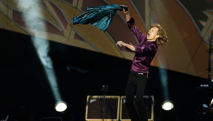 Вокалист The Rolling Stones Мик Джаггер во время выступления на стадионе Стад де Франс во...