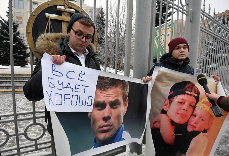 Болельщики Александра Кокорина и Павла Мамаева возле здания Мосгорсуда