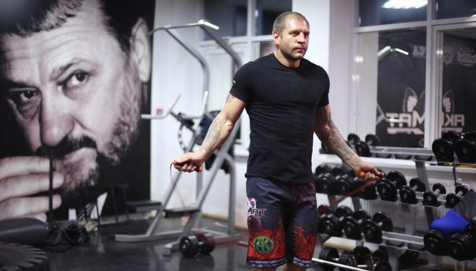 Александр Емельяненко готовится к бою с Шимоном Байором