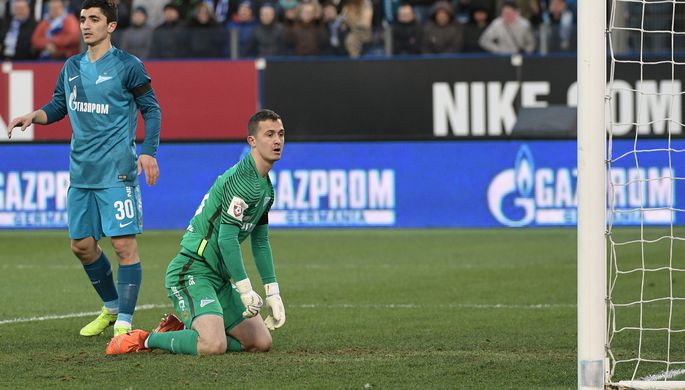 Вратарь «Зенита» Андрей Лунёв (справа) в матче 22-го тура чемпионата России по футболу...