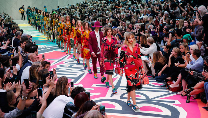 Показ женской коллекции Burberry весна/лето 2015