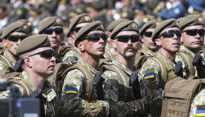 Украинские военнослужащие на параде в честь Дня независимости Украины в Киеве, 24 августа 2017 года