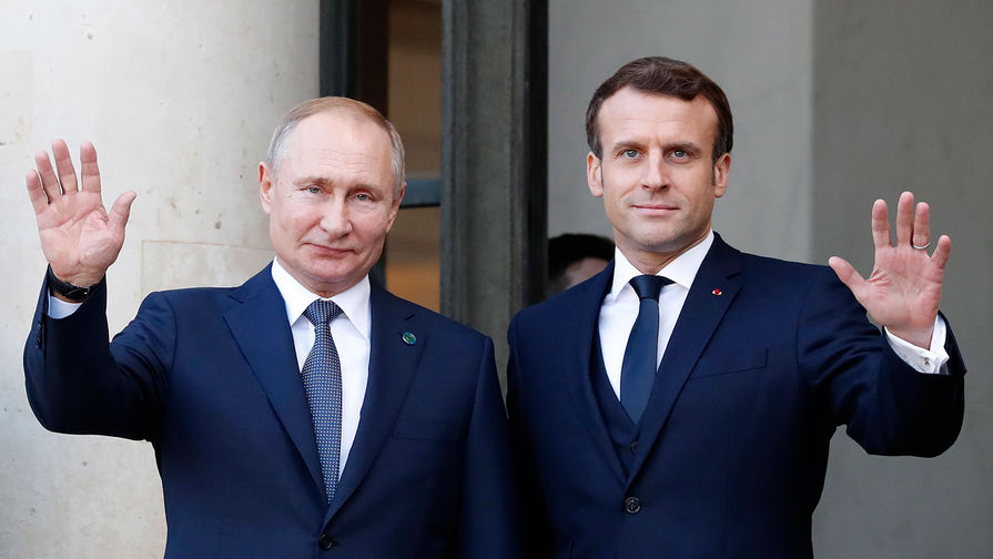 Президент России Владимир Путин и президент Франции Эммануэль Макрон у здания Елисейского дворца, 9 декабря 2019 года